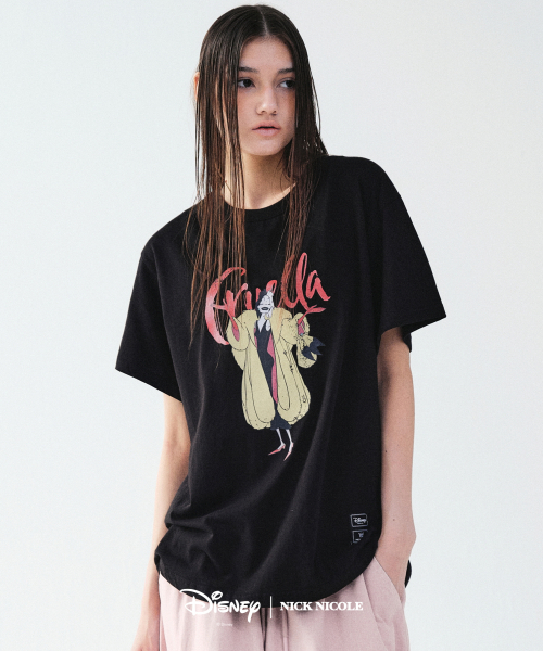 NICK&NICOLE(ニックアンドニコール)の「DISNEY CRUELLA DESIGNER PRINTING TOP_BLACK(Tシャツ/カットソー・レディース・その他・FREE)」の2枚目の写真