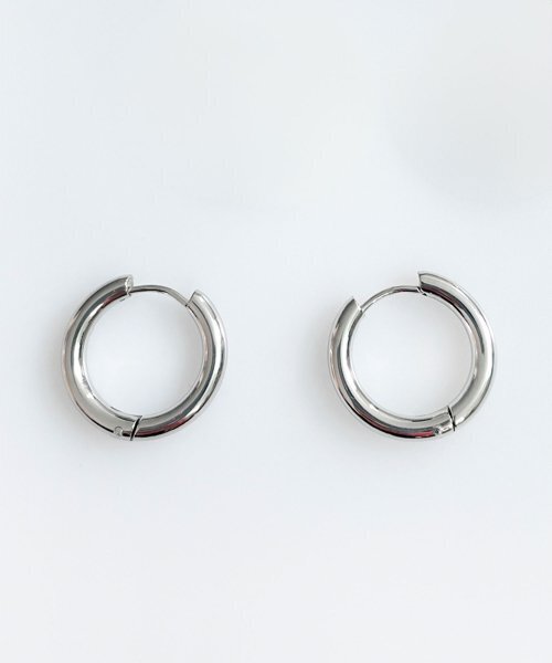 August Harmony(オーガストハーモニー)の「20mm Pipe Hoop Earring - Silver(ピアス(両耳用)・レディース・その他・FREE)」の1枚目の写真