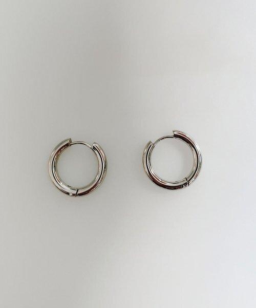 August Harmony(オーガストハーモニー)の「20mm Pipe Hoop Earring - Silver(ピアス(両耳用)・レディース・その他・FREE)」の2枚目の写真