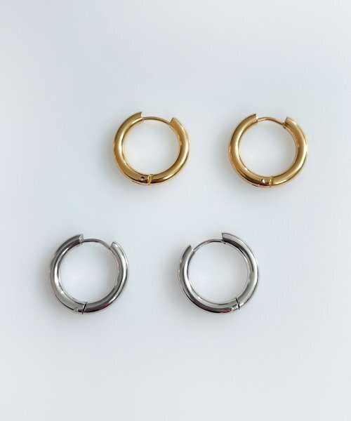 August Harmony(オーガストハーモニー)の「20mm Pipe Hoop Earring - Silver(ピアス(両耳用)・レディース・その他・FREE)」の3枚目の写真