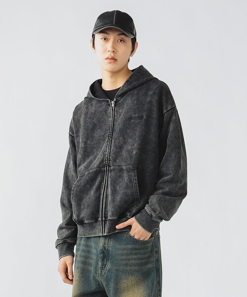 BEAMS HEART(ビームスハート)の「フェード エンブレム ジップ パーカー【ユニセックス】(パーカー・メンズ・ブラック/ブラウン・LARGE/MEDIUM/SMALL)」の2枚目の写真