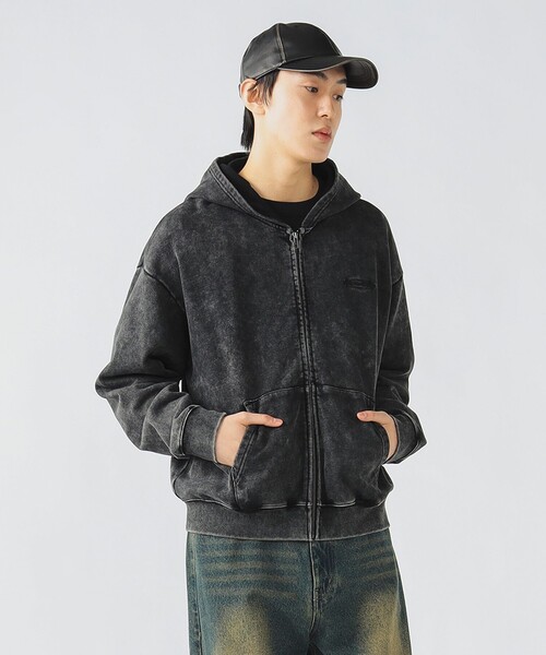 BEAMS HEART(ビームスハート)の「フェード エンブレム ジップ パーカー【ユニセックス】(パーカー・メンズ・ブラック/ブラウン・LARGE/MEDIUM/SMALL)」の5枚目の写真