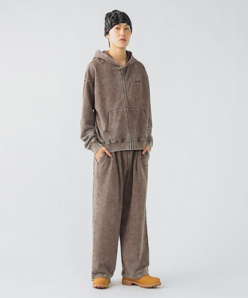 BEAMS HEART(ビームスハート)の「フェード エンブレム ジップ パーカー【ユニセックス】(パーカー・メンズ・ブラック/ブラウン・LARGE/MEDIUM/SMALL)」の6枚目の写真