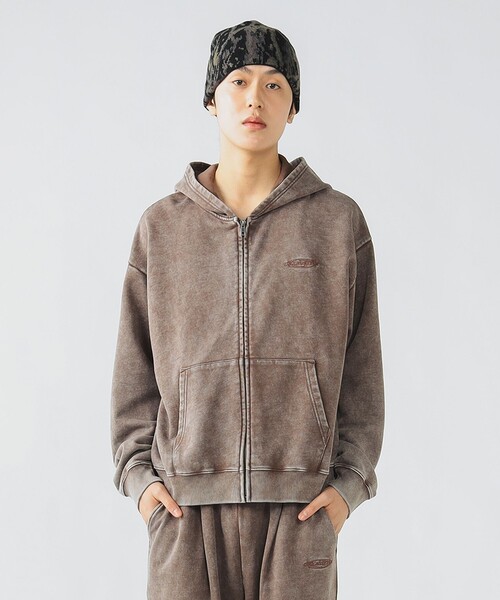 BEAMS HEART(ビームスハート)の「フェード エンブレム ジップ パーカー【ユニセックス】(パーカー・メンズ・ブラック/ブラウン・LARGE/MEDIUM/SMALL)」の13枚目の写真