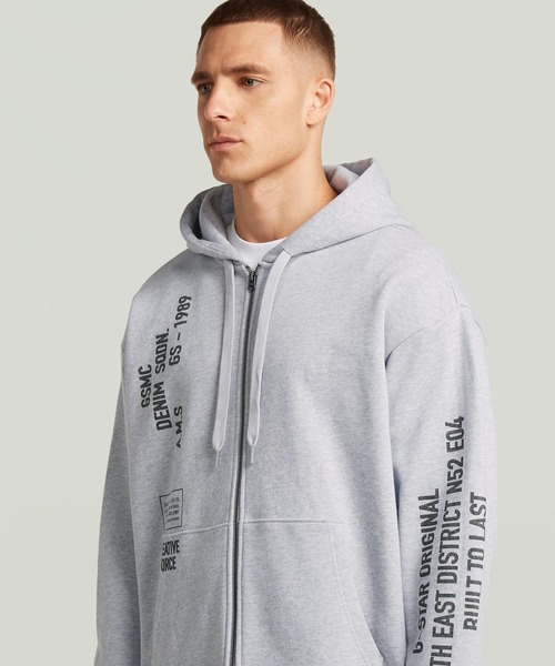 G-STAR（ジースター）の「Stencil Relaxed Hoodie Zip Sweater/ミリタリーディテールステンシルグラフィックオーバーサイズジップアップスウェットパーカー/セットアップ可能（スウェット・メンズ・ライトグレー・LARGE/SMALL/X-SMALL/X-LARGE/MEDIUM）」の3枚目の写真
