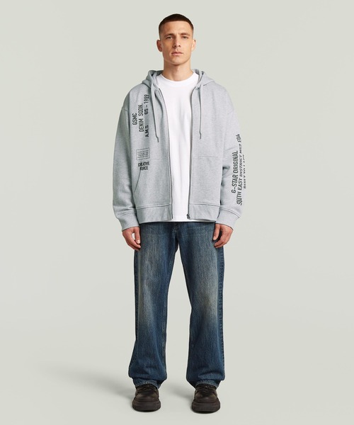 G-STAR（ジースター）の「Stencil Relaxed Hoodie Zip Sweater/ミリタリーディテールステンシルグラフィックオーバーサイズジップアップスウェットパーカー/セットアップ可能（スウェット・メンズ・ライトグレー・LARGE/SMALL/X-SMALL/X-LARGE/MEDIUM）」の4枚目の写真