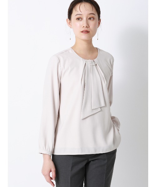 SUIT SQUARE（スーツスクエア）の「ラウンドネックブラウス 8分袖 ウォッシャブル NIR＋UVカット 無地 メタルパーツ（シャツ/ブラウス・レディース・ベージュ/ネイビー/イエロー/サックスブルー/オフホワイト・38(9号)/40(11号)）」の2枚目の写真