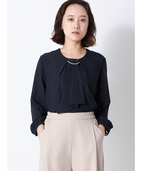 SUIT SQUARE（スーツスクエア）の「ラウンドネックブラウス 8分袖 ウォッシャブル NIR＋UVカット 無地 メタルパーツ（シャツ/ブラウス・レディース・ベージュ/ネイビー/イエロー/サックスブルー/オフホワイト・38(9号)/40(11号)）」の3枚目の写真