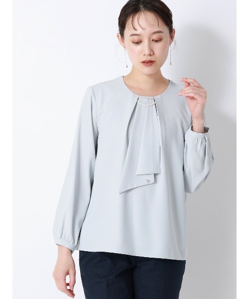 SUIT SQUARE（スーツスクエア）の「ラウンドネックブラウス 8分袖 ウォッシャブル NIR＋UVカット 無地 メタルパーツ（シャツ/ブラウス・レディース・ベージュ/ネイビー/イエロー/サックスブルー/オフホワイト・38(9号)/40(11号)）」の4枚目の写真