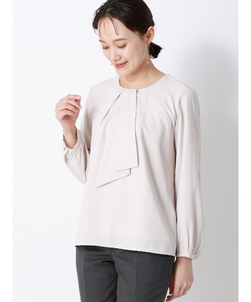 SUIT SQUARE（スーツスクエア）の「ラウンドネックブラウス 8分袖 ウォッシャブル NIR＋UVカット 無地 メタルパーツ（シャツ/ブラウス・レディース・ベージュ/ネイビー/イエロー/サックスブルー/オフホワイト・38(9号)/40(11号)）」の21枚目の写真