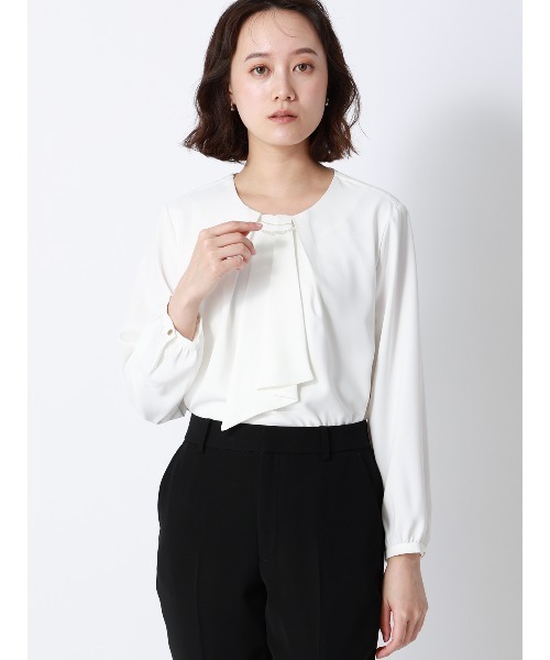 SUIT SQUARE（スーツスクエア）の「ラウンドネックブラウス 8分袖 ウォッシャブル NIR＋UVカット 無地 メタルパーツ（シャツ/ブラウス・レディース・ベージュ/ネイビー/イエロー/サックスブルー/オフホワイト・38(9号)/40(11号)）」の6枚目の写真