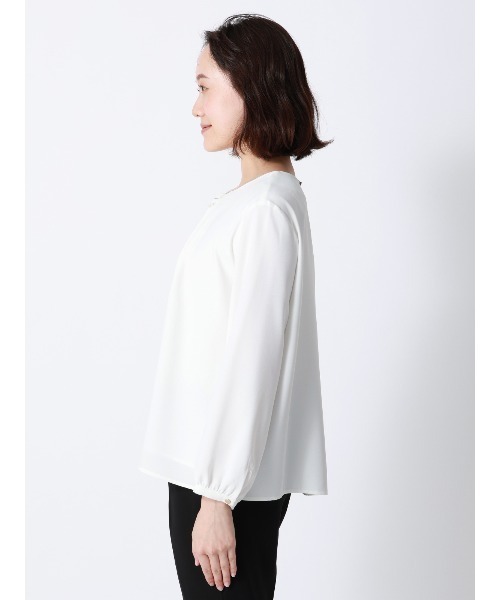 SUIT SQUARE（スーツスクエア）の「ラウンドネックブラウス 8分袖 ウォッシャブル NIR＋UVカット 無地 メタルパーツ（シャツ/ブラウス・レディース・ベージュ/ネイビー/イエロー/サックスブルー/オフホワイト・38(9号)/40(11号)）」の11枚目の写真