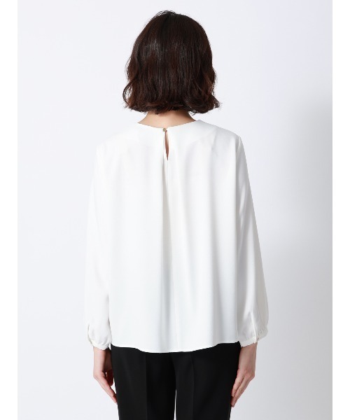 SUIT SQUARE（スーツスクエア）の「ラウンドネックブラウス 8分袖 ウォッシャブル NIR＋UVカット 無地 メタルパーツ（シャツ/ブラウス・レディース・ベージュ/ネイビー/イエロー/サックスブルー/オフホワイト・38(9号)/40(11号)）」の12枚目の写真