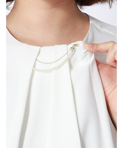 SUIT SQUARE（スーツスクエア）の「ラウンドネックブラウス 8分袖 ウォッシャブル NIR＋UVカット 無地 メタルパーツ（シャツ/ブラウス・レディース・ベージュ/ネイビー/イエロー/サックスブルー/オフホワイト・38(9号)/40(11号)）」の14枚目の写真