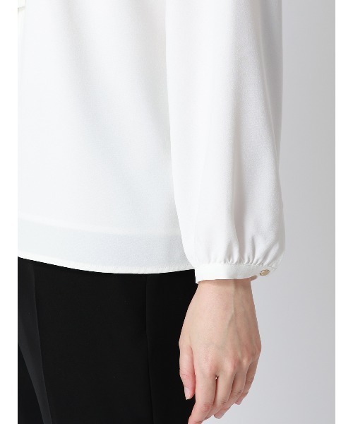 SUIT SQUARE（スーツスクエア）の「ラウンドネックブラウス 8分袖 ウォッシャブル NIR＋UVカット 無地 メタルパーツ（シャツ/ブラウス・レディース・ベージュ/ネイビー/イエロー/サックスブルー/オフホワイト・38(9号)/40(11号)）」の15枚目の写真