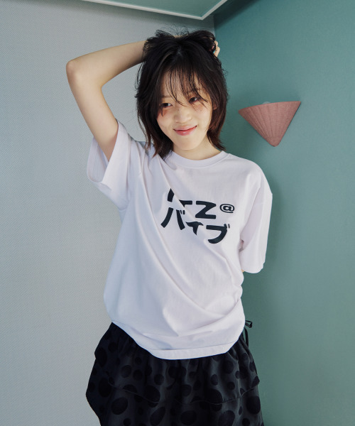 ITZAVIBE(イッザバイブ)の「MIX LOGO T SHIRT - WHITE(Tシャツ/カットソー・レディース・その他・ONE SIZE)」の7枚目の写真