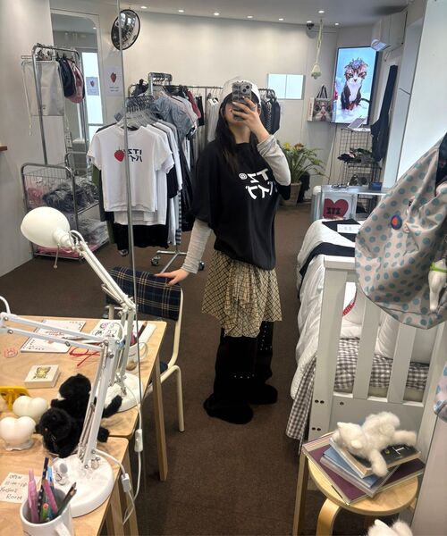 ITZAVIBE(イッザバイブ)の「MIX LOGO T SHIRT - WHITE(Tシャツ/カットソー・レディース・その他・ONE SIZE)」の2枚目の写真
