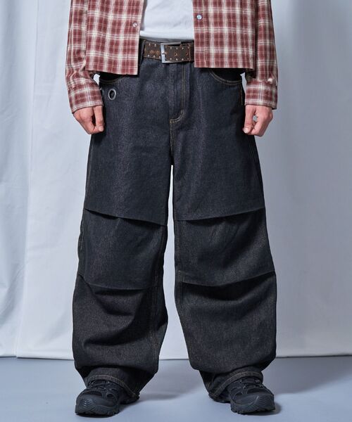 SEQUENZ(シークエンズ)の「※WEB限定 / セットアップ対応 / タックワイドデニムパンツ / sqnz tucked denim pants(その他パンツ・メンズ・ネイビー/ブラック系その他・LARGE/MEDIUM/SMALL)」の3枚目の写真