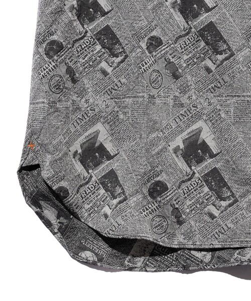 BEAMS PLUS(ビームスプラス)の「B.D. Pullover Classic-fit Newspaper Jacquard(シャツ/ブラウス・メンズ・ブルー/ブラック・SMALL/MEDIUM/LARGE/X-LARGE)」の6枚目の写真