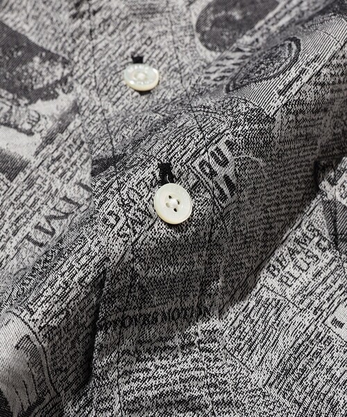 BEAMS PLUS(ビームスプラス)の「B.D. Pullover Classic-fit Newspaper Jacquard(シャツ/ブラウス・メンズ・ブルー/ブラック・SMALL/MEDIUM/LARGE/X-LARGE)」の9枚目の写真