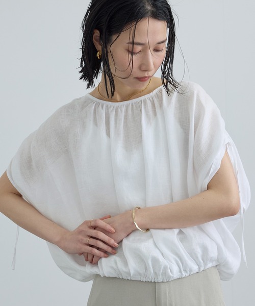 SALON adam et rope'(サロン アダム エ ロペ)の「【WEB限定】ヨーロピアンリネンドロストギャザーブラウス(シャツ/ブラウス・レディース・チャコールグレー/ブルー系その他4/ホワイト・FREE)」の2枚目の写真