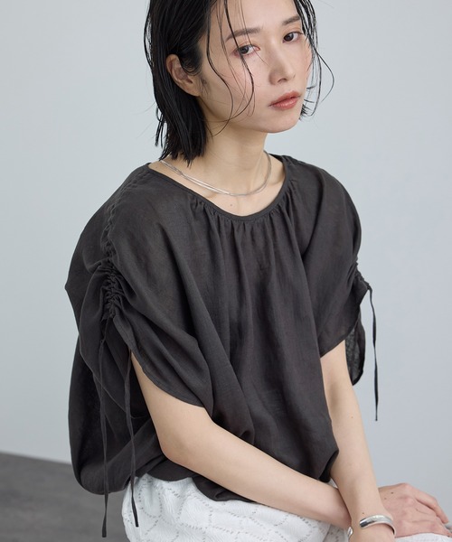 SALON adam et rope'(サロン アダム エ ロペ)の「【WEB限定】ヨーロピアンリネンドロストギャザーブラウス(シャツ/ブラウス・レディース・チャコールグレー/ブルー系その他4/ホワイト・FREE)」の1枚目の写真