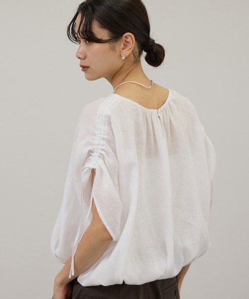SALON adam et rope'(サロン アダム エ ロペ)の「【WEB限定】ヨーロピアンリネンドロストギャザーブラウス(シャツ/ブラウス・レディース・チャコールグレー/ブルー系その他4/ホワイト・FREE)」の13枚目の写真