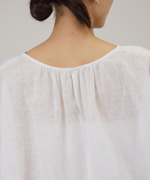 SALON adam et rope'(サロン アダム エ ロペ)の「【WEB限定】ヨーロピアンリネンドロストギャザーブラウス(シャツ/ブラウス・レディース・チャコールグレー/ブルー系その他4/ホワイト・FREE)」の19枚目の写真