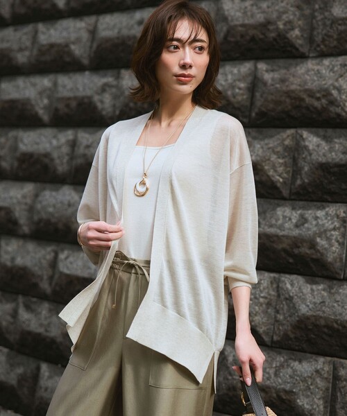 23区(ニジュウサンク)の「シャイニーシアー フロントオープン カーディガン(カーディガン/ボレロ・レディース・ネイビー系/ブルー系/ベージュ系/ライトグレー系/ホワイト系・38)」の1枚目の写真