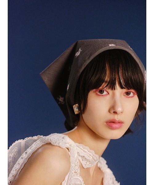LILY BROWN（リリーブラウン）の「【LILY BROWN×KEITA MARUYAMA】エンブロイダリートライアングルスカーフ（バンダナ/スカーフ・レディース・ネイビー/グレー・F）」の3枚目の写真