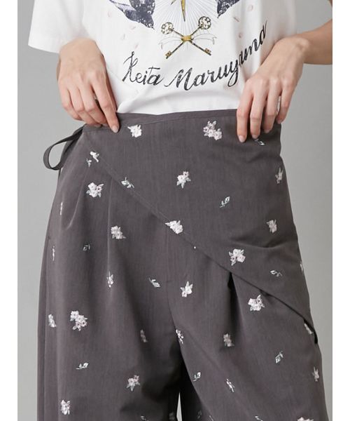 LILY BROWN（リリーブラウン）の「【LILY BROWN×KEITA MARUYAMA】エンブロイダリートライアングルスカーフ（バンダナ/スカーフ・レディース・ネイビー/グレー・F）」の9枚目の写真