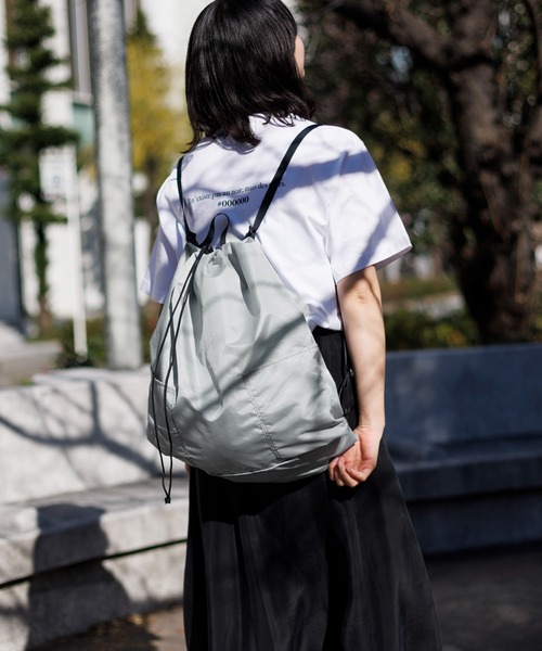 kuros'(クロス)の「【kuros’オリジナル】ダイヤリップパッカブルナップサック 折り畳み収納可 日本製(バックパック/リュック・レディース・グレー/ブラック・FREE)」の4枚目の写真