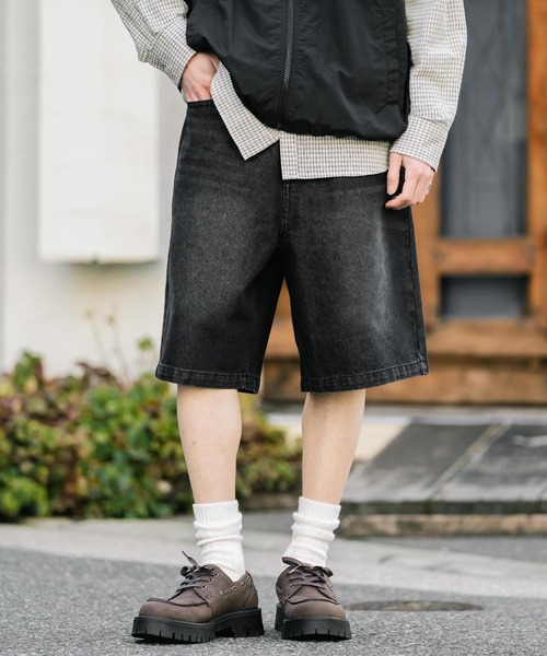 Rocky Monroe(ロッキーモンロー)の「ケミカルウォッシュ オーバーダイ ワイドデニムハーフショートパンツ(デニムパンツ・メンズ・ライトブラック/インディゴブルー/ケミカルウォッシュ/ブラック/ワンウォッシュ・M/XL/L)」の2枚目の写真
