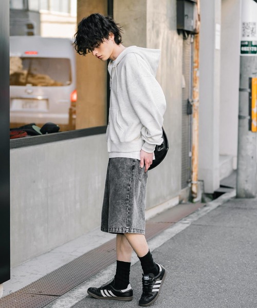 Rocky Monroe(ロッキーモンロー)の「ケミカルウォッシュ オーバーダイ ワイドデニムハーフショートパンツ(デニムパンツ・メンズ・ライトブラック/インディゴブルー/ケミカルウォッシュ/ブラック/ワンウォッシュ・M/XL/L)」の20枚目の写真