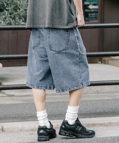 Rocky Monroe(ロッキーモンロー)の「ケミカルウォッシュ オーバーダイ ワイドデニムハーフショートパンツ(デニムパンツ・メンズ・ライトブラック/インディゴブルー/ケミカルウォッシュ/ブラック/ワンウォッシュ・M/XL/L)」の8枚目の写真