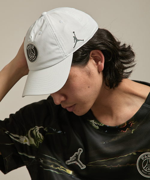 JORDAN BRAND（ジョーダンブランド）の「【NIKE / ナイキ】PSG NK CLUB CAP US CB CHRM（キャップ・メンズ・ブラック/ライトグレー・MEDIUM/X-LARGE）」の2枚目の写真