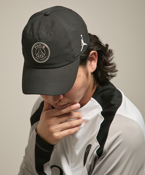 JORDAN BRAND（ジョーダンブランド）の「【NIKE / ナイキ】PSG NK CLUB CAP US CB CHRM（キャップ・メンズ・ブラック/ライトグレー・MEDIUM/X-LARGE）」の4枚目の写真