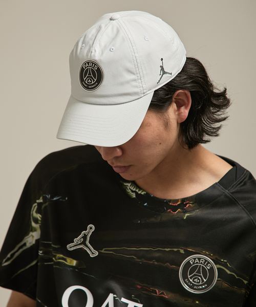 JORDAN BRAND（ジョーダンブランド）の「【NIKE / ナイキ】PSG NK CLUB CAP US CB CHRM（キャップ・メンズ・ブラック/ライトグレー・MEDIUM/X-LARGE）」の5枚目の写真