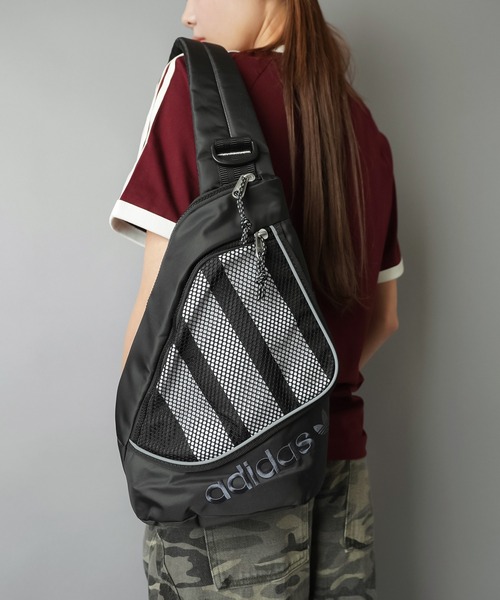 adidas(アディダス)の「【adidas/アディダス】ボディバッグ(ボディバッグ/ウエストポーチ・レディース・ブラック・ONESIZE)」の3枚目の写真