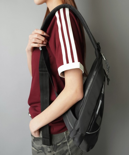 adidas(アディダス)の「【adidas/アディダス】ボディバッグ(ボディバッグ/ウエストポーチ・レディース・ブラック・ONESIZE)」の4枚目の写真