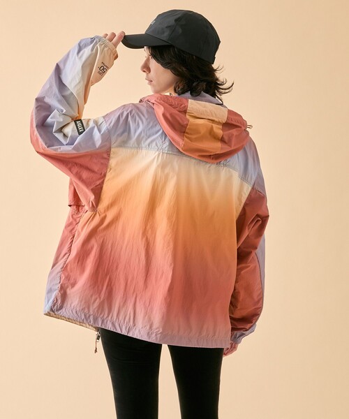 AIGLE（エーグル）の「【UPF50+ SolarPack】撥水 UVカット ソーラーパック グラデーションプリント ジャケット（ナイロンジャケット・メンズ・オレンジ・XS/XL/L/M/S）」の20枚目の写真