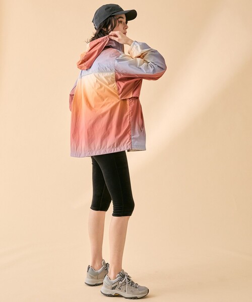 AIGLE（エーグル）の「【UPF50+ SolarPack】撥水 UVカット ソーラーパック グラデーションプリント ジャケット（ナイロンジャケット・メンズ・オレンジ・XS/XL/L/M/S）」の22枚目の写真