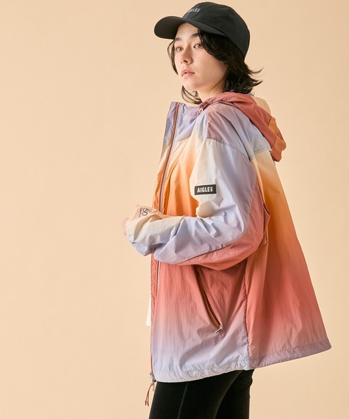 AIGLE（エーグル）の「【UPF50+ SolarPack】撥水 UVカット ソーラーパック グラデーションプリント ジャケット（ナイロンジャケット・メンズ・オレンジ・XS/XL/L/M/S）」の4枚目の写真