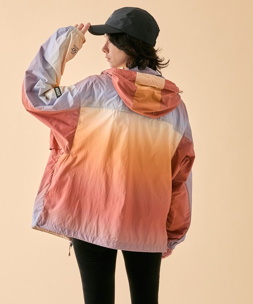 AIGLE（エーグル）の「【UPF50+ SolarPack】撥水 UVカット ソーラーパック グラデーションプリント ジャケット（ナイロンジャケット・メンズ・オレンジ・XS/XL/L/M/S）」の5枚目の写真