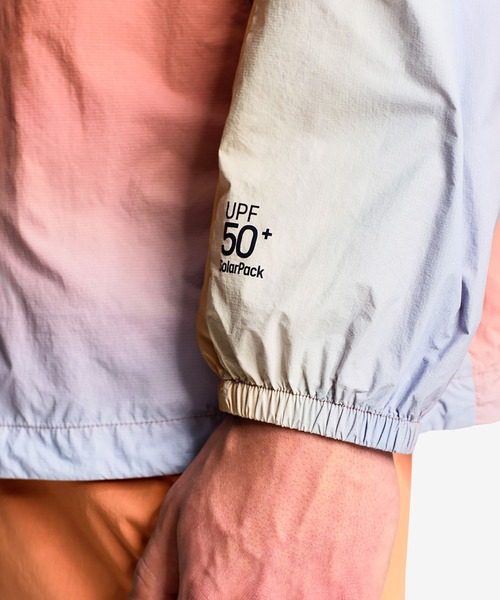 AIGLE（エーグル）の「【UPF50+ SolarPack】撥水 UVカット ソーラーパック グラデーションプリント ジャケット（ナイロンジャケット・メンズ・オレンジ・XS/XL/L/M/S）」の13枚目の写真