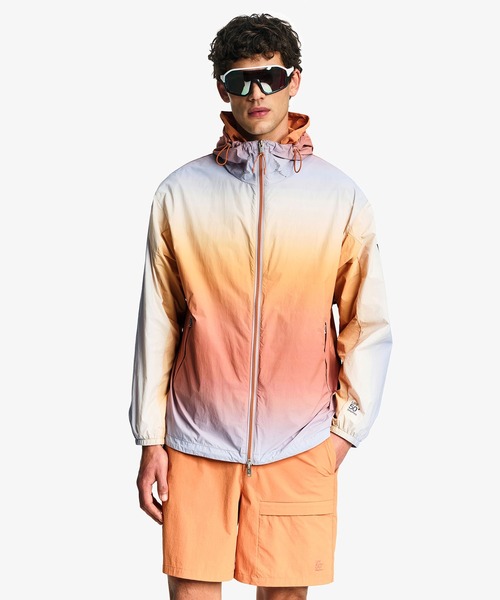 AIGLE（エーグル）の「【UPF50+ SolarPack】撥水 UVカット ソーラーパック グラデーションプリント ジャケット（ナイロンジャケット・メンズ・オレンジ・XS/XL/L/M/S）」の14枚目の写真