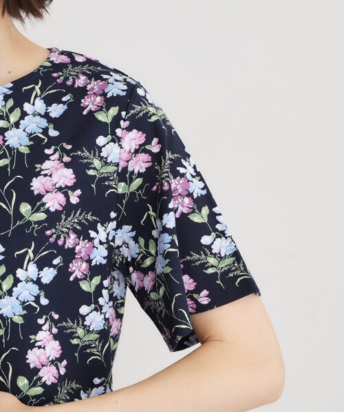 LAURA ASHLEY(ローラアシュレイ)の「【UVカット/接触冷感】ポリー柄 コットンジャージーTシャツ(Tシャツ/カットソー・レディース・ホワイト系3/ネイビー系・38/40)」の15枚目の写真