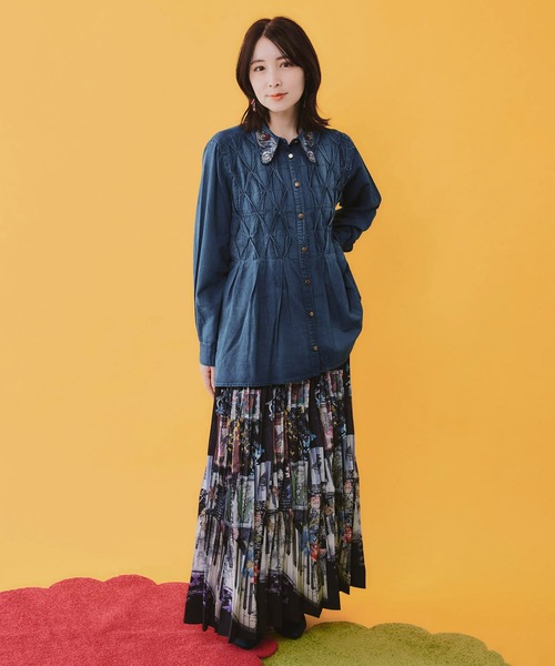 ScoLar Parity(スカラーパリティ)の「562220:蝶襟刺繍 スモッキングデニムシャツ(シャツ/ブラウス・レディース・ブルー/ブラック・M)」の3枚目の写真