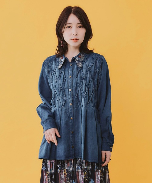 ScoLar Parity(スカラーパリティ)の「562220:蝶襟刺繍 スモッキングデニムシャツ(シャツ/ブラウス・レディース・ブルー/ブラック・M)」の4枚目の写真