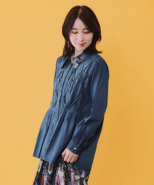 ScoLar Parity(スカラーパリティ)の「562220:蝶襟刺繍 スモッキングデニムシャツ(シャツ/ブラウス・レディース・ブルー/ブラック・M)」の5枚目の写真